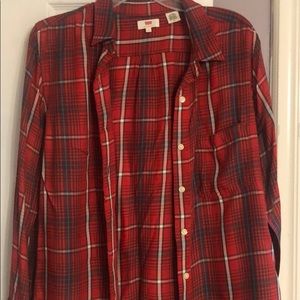 Plaid Levi’s button down shirt.